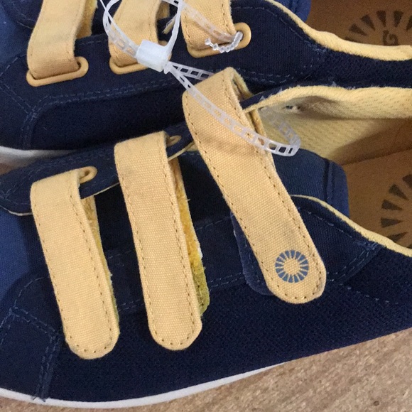 UGG GU(Sz-4 BigKids/Adult/Unisex)Easy on/off Velcro Sneakers-Great Shoes 4 Youth - Picture 9 of 9